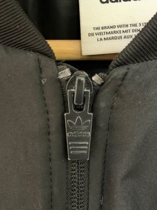 Chaqueta Adidas Negra con Rayas Multicolor