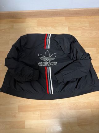 Chaqueta Adidas Negra con Rayas Multicolor