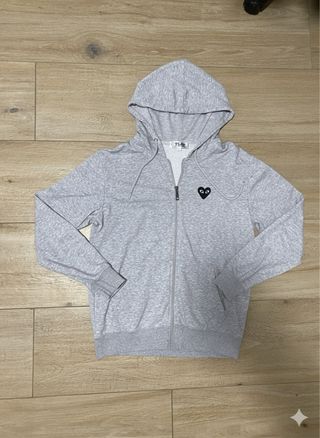 Sudadera gris con cremallera y corazón negro