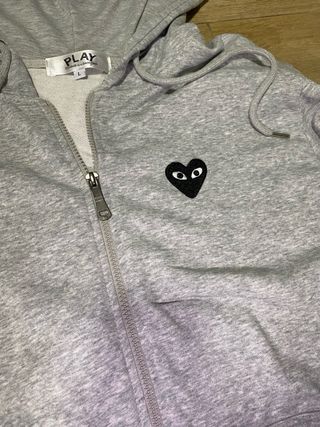 Sudadera gris con cremallera y corazón negro