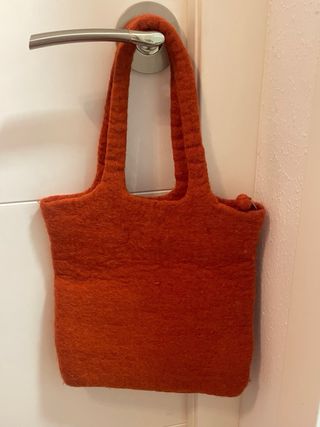 Bolso de fieltro naranja con diseño circular