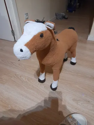 Caballito de peluche marrón y blanco