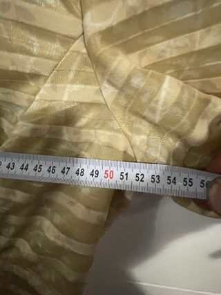 Vestido dorado con rayas