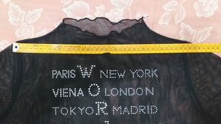 Camiseta negra con strass transparente