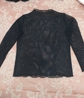 Camiseta negra con strass transparente