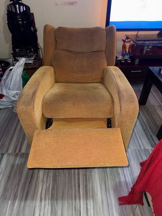 Sillón de tela beige y marrón