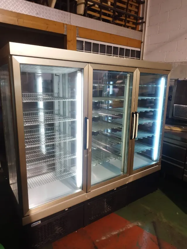 Nevera expositora refrigerada 3 puertas