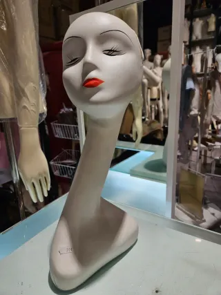 Cabeza expositora de mujer maquillada
