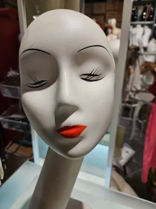Cabeza expositora de mujer maquillada
