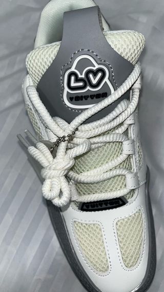 Zapatillas Louis Vuitton grises y blancas