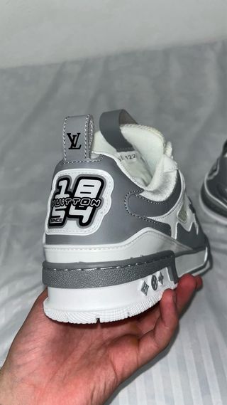 Zapatillas Louis Vuitton grises y blancas