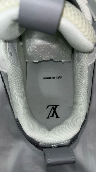 Zapatillas Louis Vuitton grises y blancas