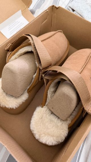 UGG talla 37 pero justas, mejor 36. Puestas 1 vez.