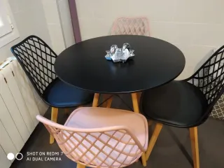 Mesa redonda negra con 4 sillas