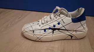 Scarpe V2 bianche con dettagli blu