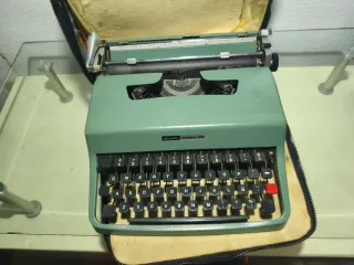 Máquina de escribir Olivetti Lettera 32