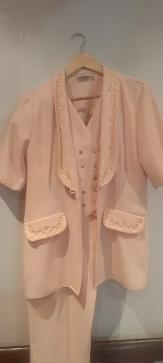 Traje chaqueta y pantalón beige/rosa