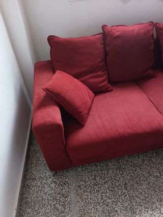 Sofá de tela rojo modelo Laia de Conforama.