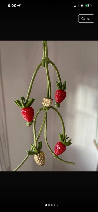 Llavero Loewe fresas oro y rojo