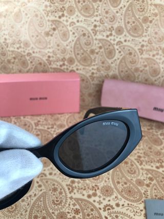 Gafas de sol Miu Miu negras y doradas