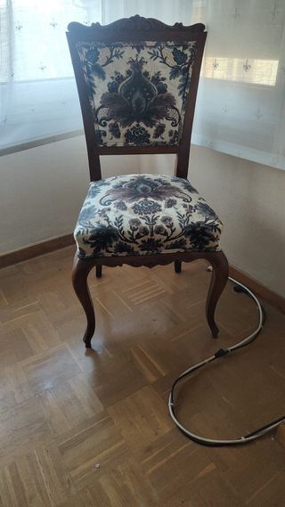 Silla de madera con estampado floral