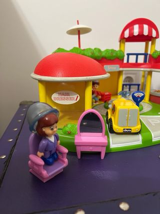 Juguete Centro Comercial y Gallinero con muñecos