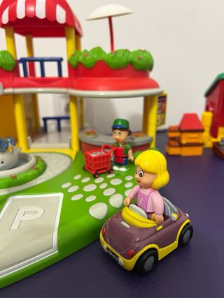 Juguete Centro Comercial y Gallinero con muñecos