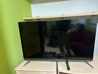 Televisor Negro y Plateado