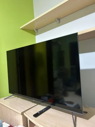 Televisor Negro y Plateado