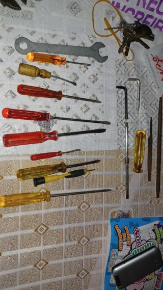 Herramienta variada vieja