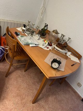 Mesa de madera con 4 sillas