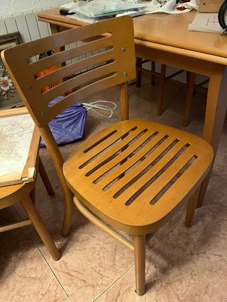 Mesa de madera con 4 sillas