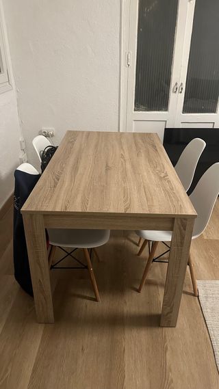 Mesa de comedor madera y patas blancas