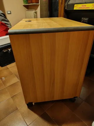 Scrivania porta PC con rotelle