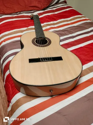 Guitarra flamenca amplificada