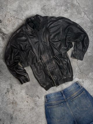 Cazadora bomber negra de cuero vintage – estilo 80