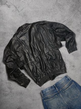 Cazadora bomber negra de cuero vintage – estilo 80