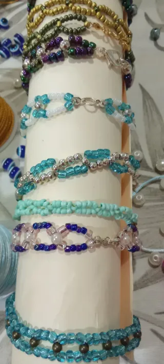 Pulseras de bisutería hechas a mano