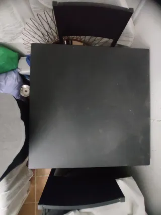 Mesa alta y 2 taburetes negros