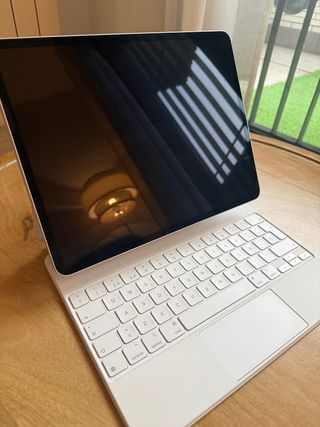 iPad Air 13” M3 Blanco y Magic Keyboard (+250€)