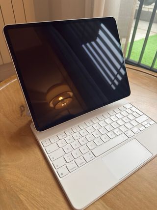 iPad Air 13” M3 Blanco y Magic Keyboard (+250€)