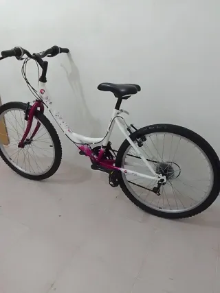 Bicicleta de 24 pulgadas blanca y rosa