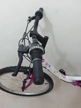 Bicicleta de 24 pulgadas blanca y rosa