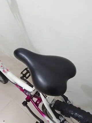 Bicicleta de 24 pulgadas blanca y rosa