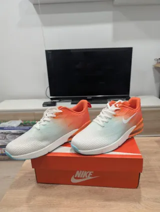 Zapatillas Nike Talla 43 Naranja y Blanco