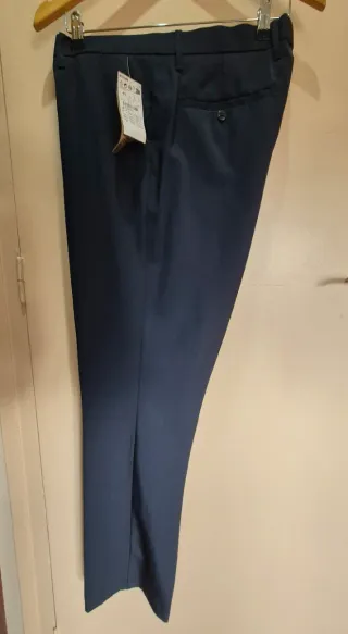 Traje azul con etiquetas