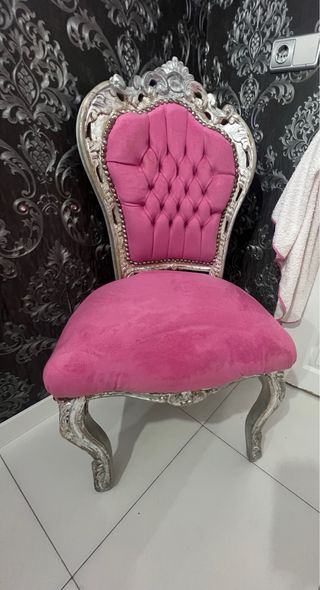 Poltrona rosa in stile barocco