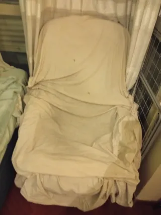 Sillón mecedor de cuero y madera