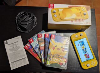 Nintendo Switch Lite Amarilla + Juegos Pokémon
