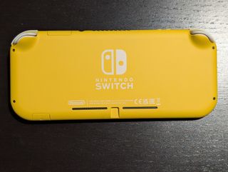 Nintendo Switch Lite Amarilla + Juegos Pokémon